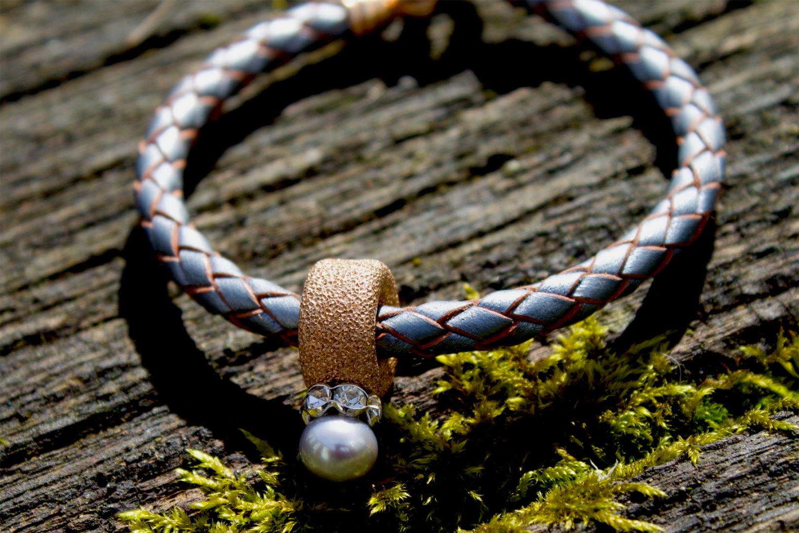 Armband, Leder geflochten mit lila SWZPerle und Zirkonkranz