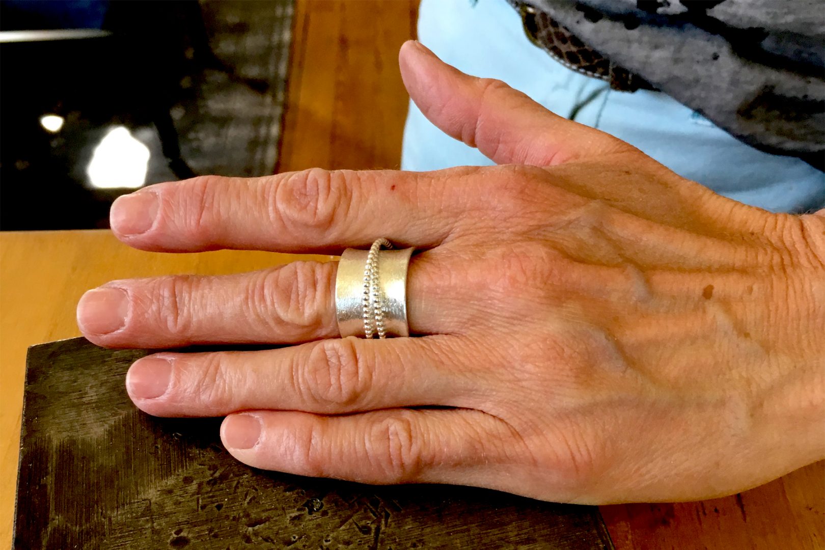 Konkaver Ring mit doppeltem Perldraht