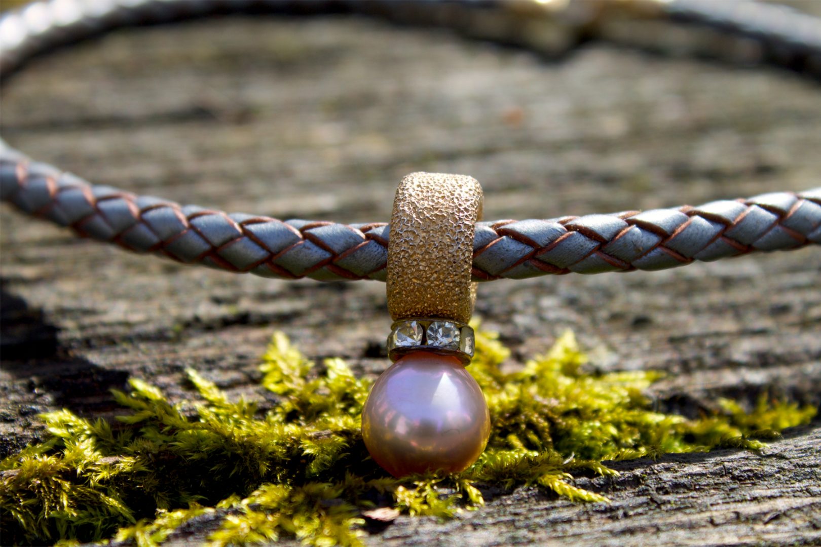 Ledercollier, Flieder Perle an Leder geflochten, Zirkonkranz und Silber verg. Zwischenteil