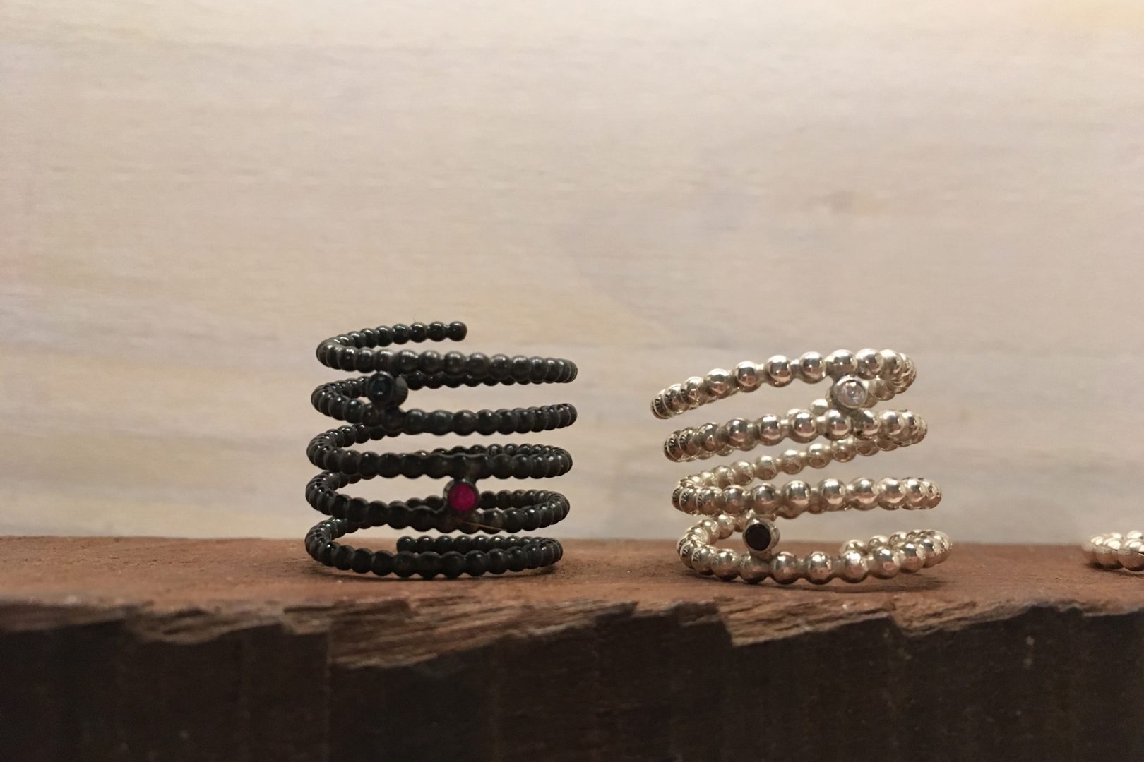 Perldraht Ringe, schwarz und hell mit Zirkonen und Rubinen
