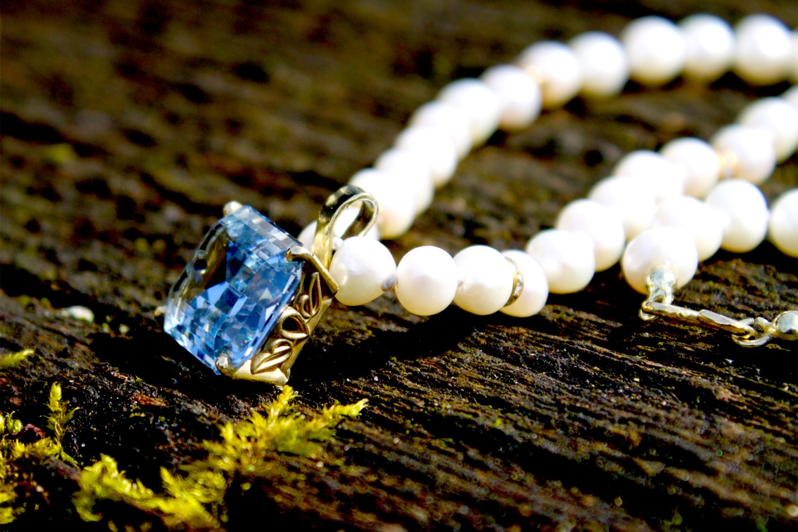 Perlenkette. lang mit fac. Aquamarin, seitl.