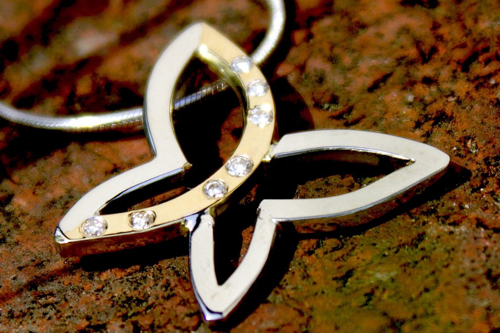 Schmetterling aus ehemaligen Eheringen, Gelb und Weissgold, mit Brillanten