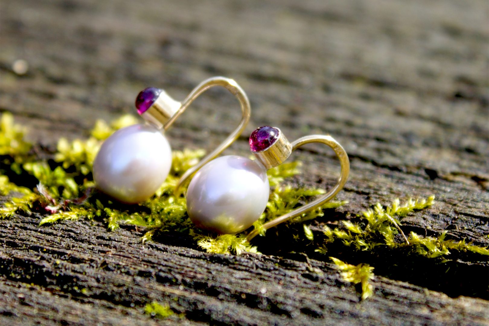 Zartlila Perlentropfen mit Rhodolith Cabochon, 585– GG