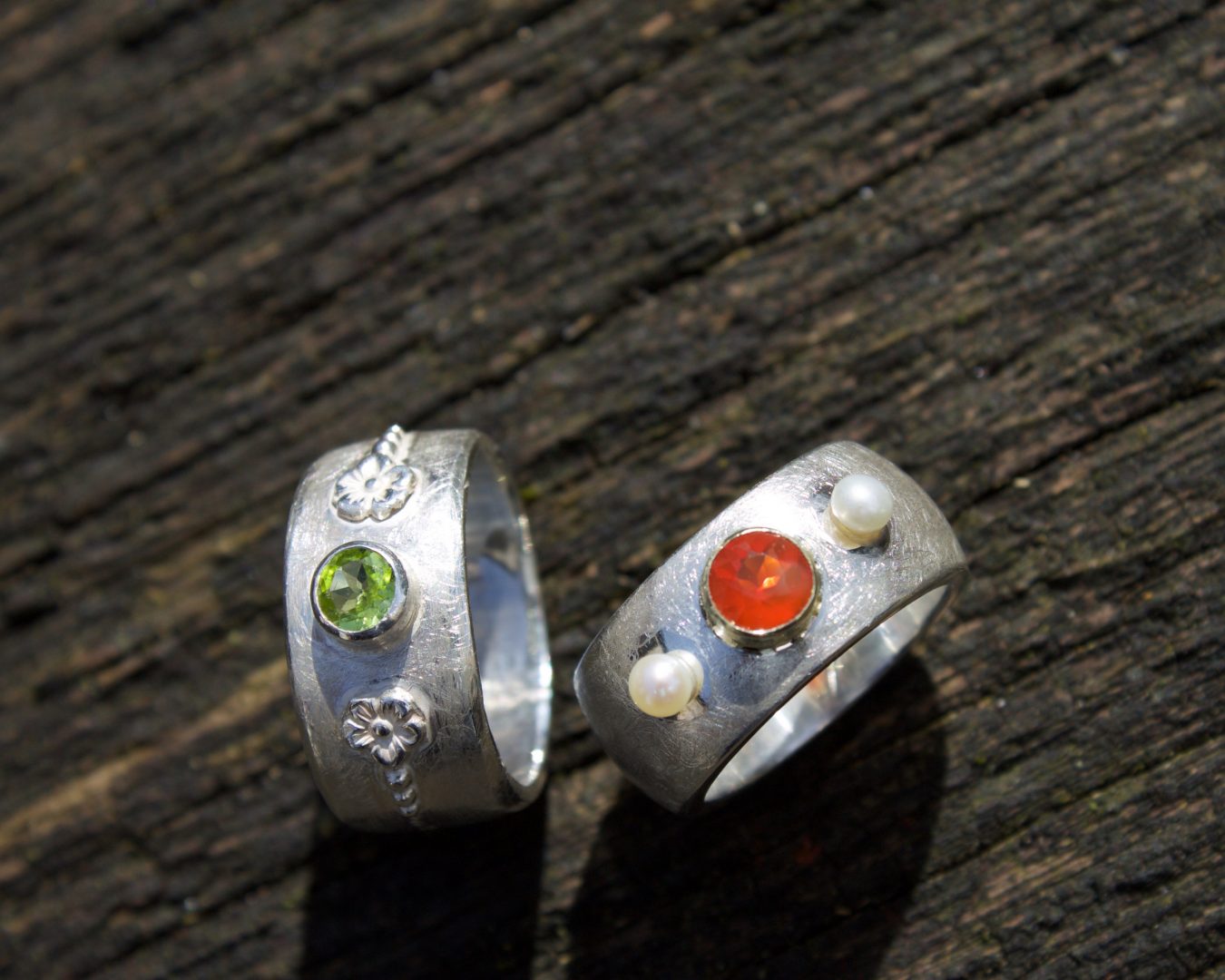 Links Peridot in Silber, rechts Feueropal Ring, Silber