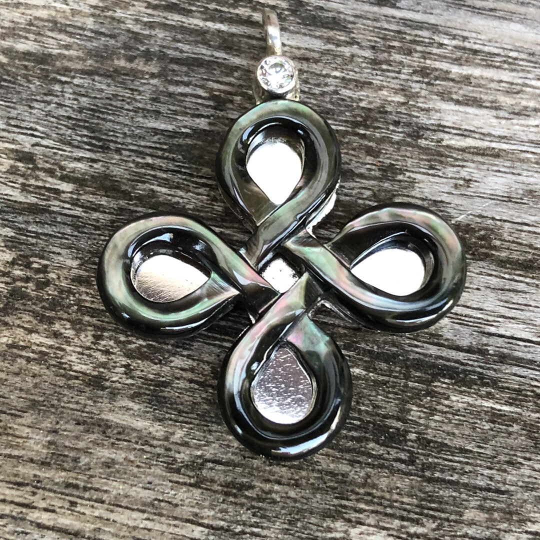 Graues Perlmutt Mandala, Silber mit Brillant